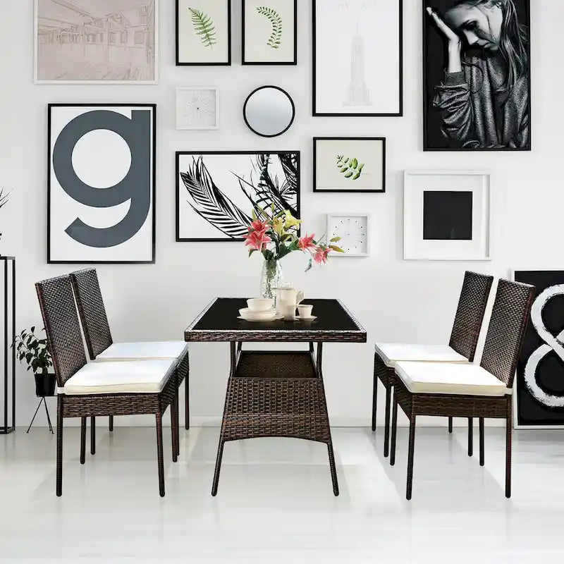 Ensemble de salle à manger d'extérieur Costway 5 pièces en rotin, comprenant une table en verre et une chaise à dossier haut.